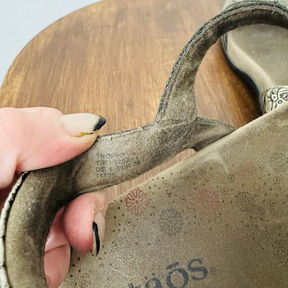 Taos Trophy 2 Metallic Gold Strappy Sandals Women’s Size 8 - Picture 10 of 10